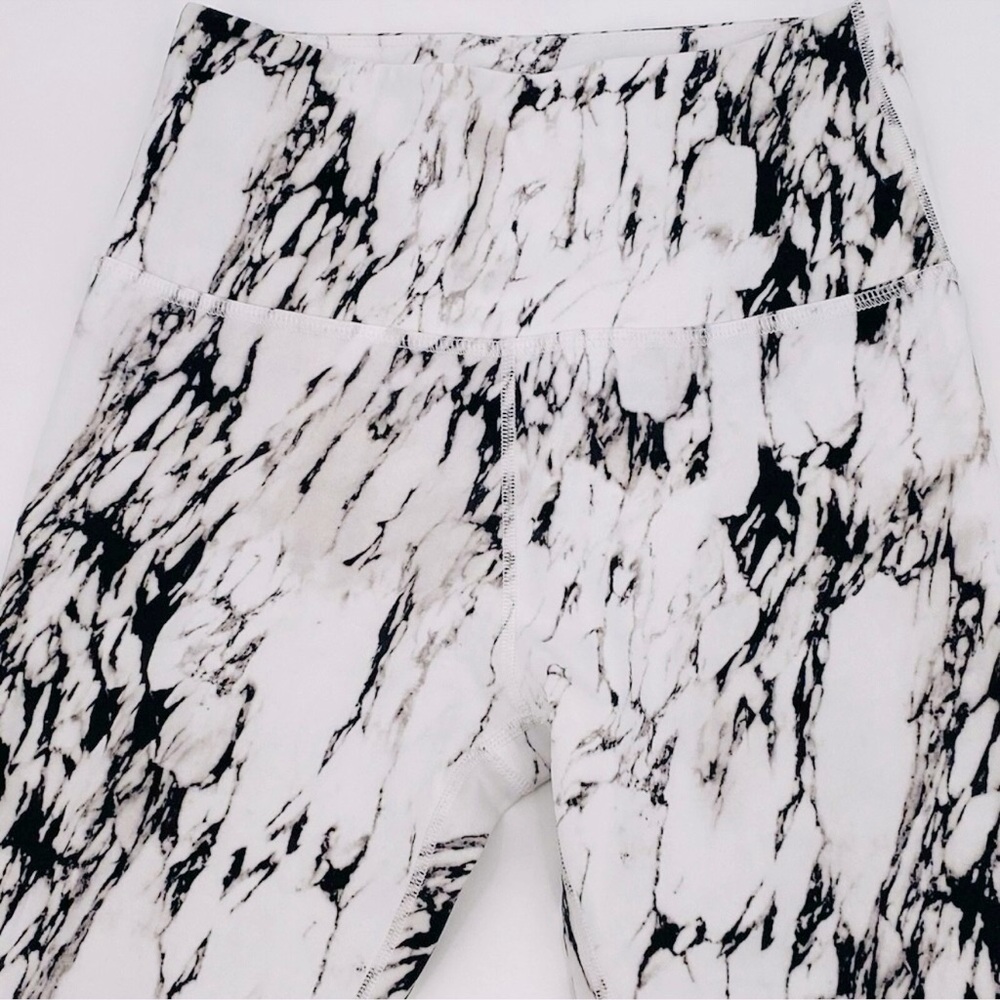 BEYOND YOGA 💥RARE💥 Olympus White & Black Marble High Waisted Midi Leggings - Picture 7 of 15